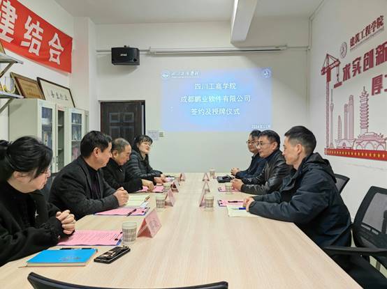 幾個(gè)人在桌子前  中度可信度描述已自動生成